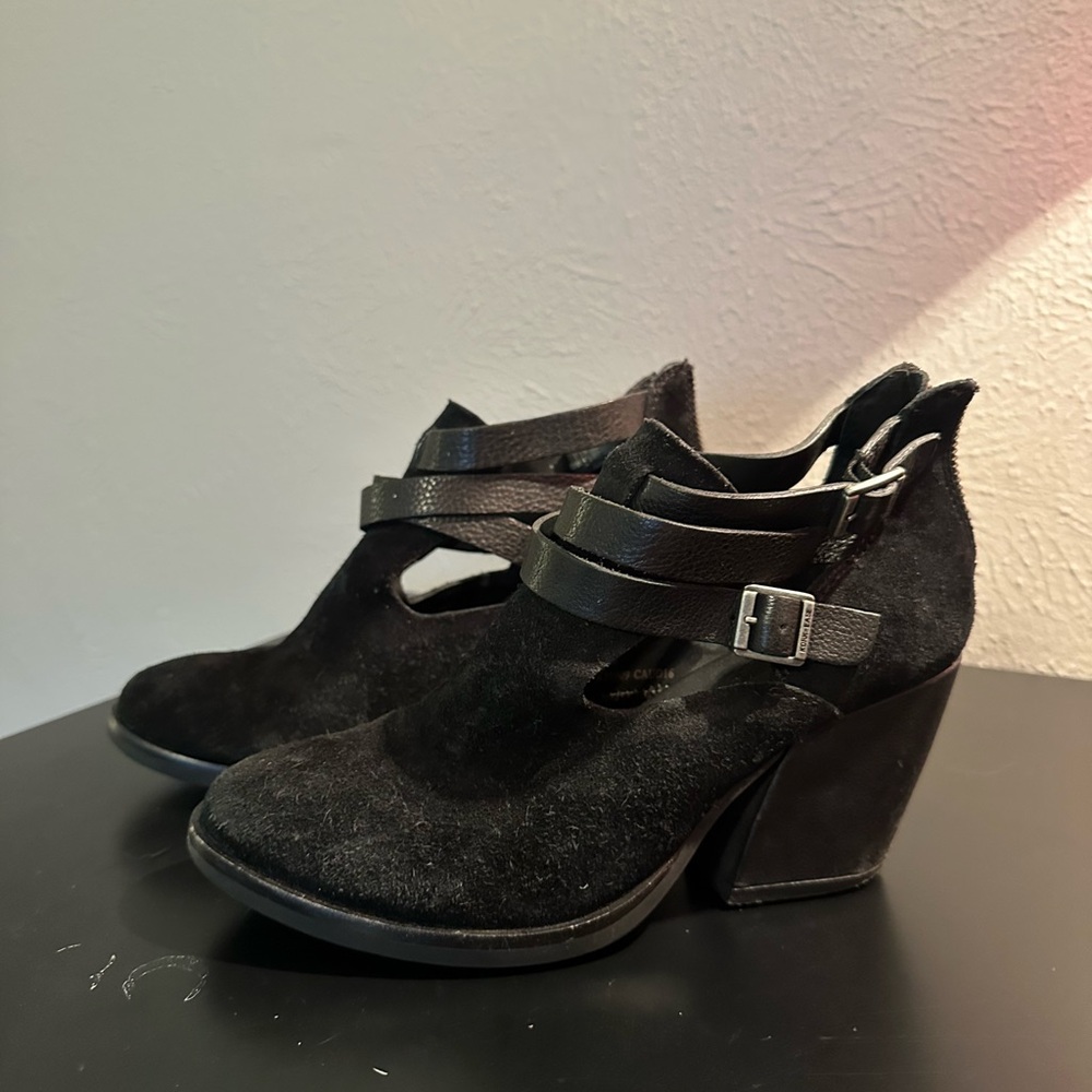 Kork-Ease Black Suede Strappy Booties – Size 6.5 🖤